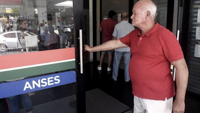 Jubilados y pensionados cobrarán un bono extraordinario de 6.000 pesos