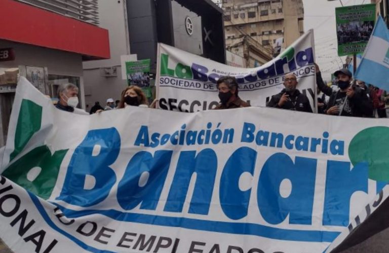 Trabajadores bancarios acordaron un aumento del 60 por ciento