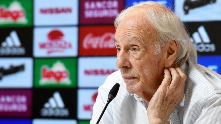 Menotti, sobre Riquelme: “No por pegarle bien a la pelota tiene que ser buen directivo”