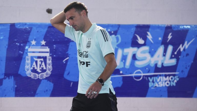 Scaloni viajó a Europa y sufre por el partido ante Brasil: “Me parece insólito”