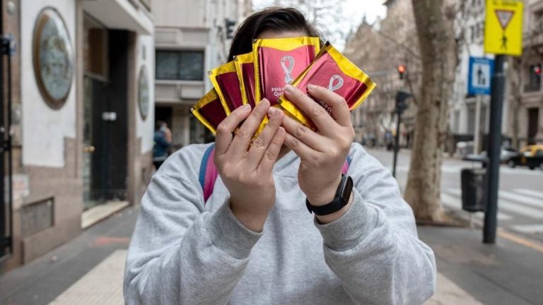 El boom del álbum de figuritas Qatar 2022: del coleccionismo al fetichismo de la imagen