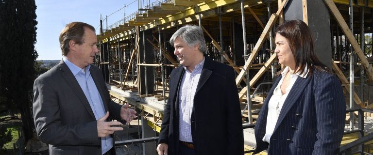 Bordet recorrió las nuevas oficinas que construye el Instituto del Seguro en el CPC