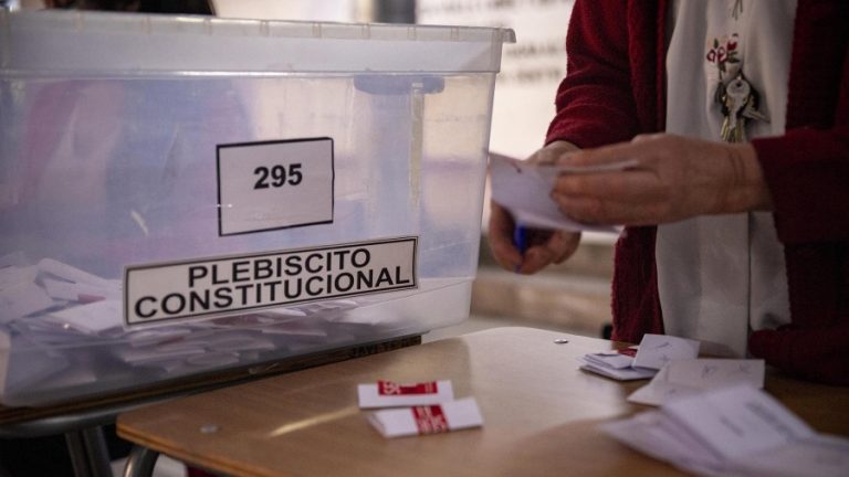 Se impuso el rechazo a la nueva Constitución y partidarios del sí admiten la derrota