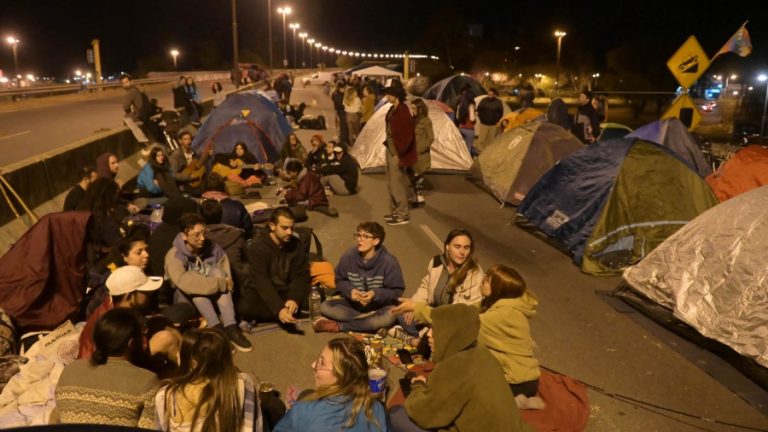 Ley de humedales: ambientalistas cortaron el puente Rosario-Victoria