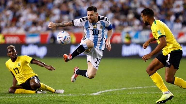 Con un doblete de un Messi brillante, Argentina goleó a Jamaica