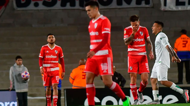 River cayó 2-1 ante Banfield en el Monumental y se aleja de la lucha por el título