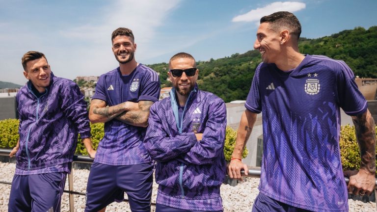 Violeta y suplente: nunca antes la camiseta argentina había estado atravesada por la actualidad