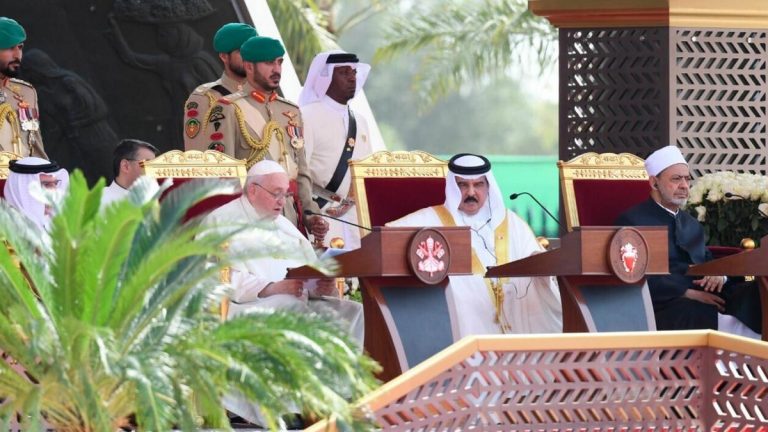 Francisco denunció desde Bahréin el “dramático crecimiento” de la brecha entre Norte y Sur