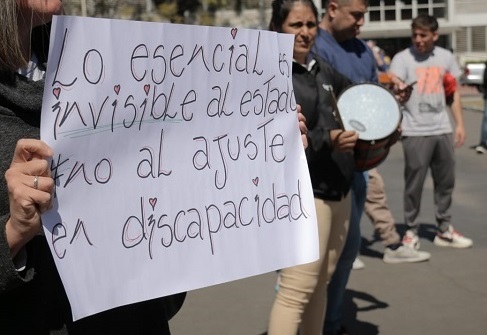 Prestadores y familiares de personas con discapacidad realizan una protesta en el Iosper
