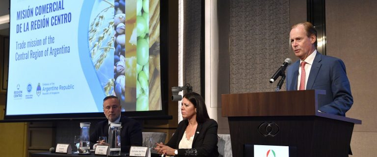 Bordet presentó a la Región Centro ante cámaras empresariales en Singapur