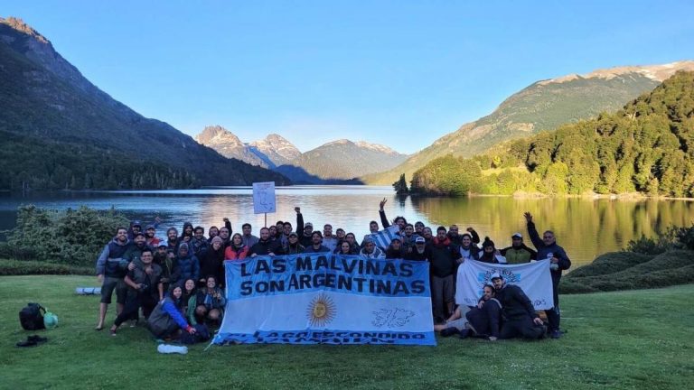 Juan Grabois y dirigentes sociales protestaron en la estancia del magnate Joe Lewis