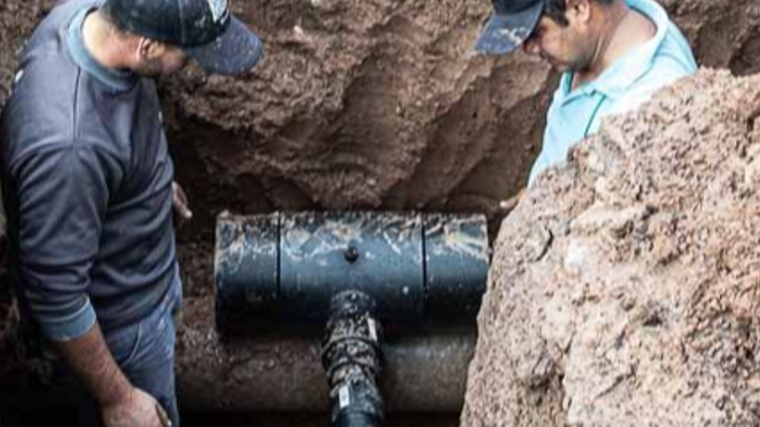 Se realizan enlaces de cañerías de agua en barrio El Morro