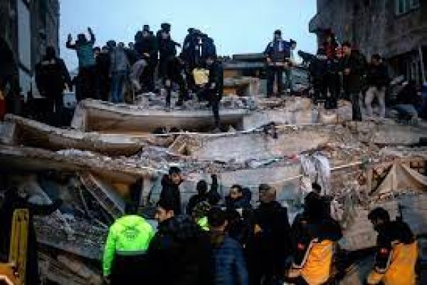 Más de 600 muertos y miles de heridos en Turquía y Siria tras un terremoto