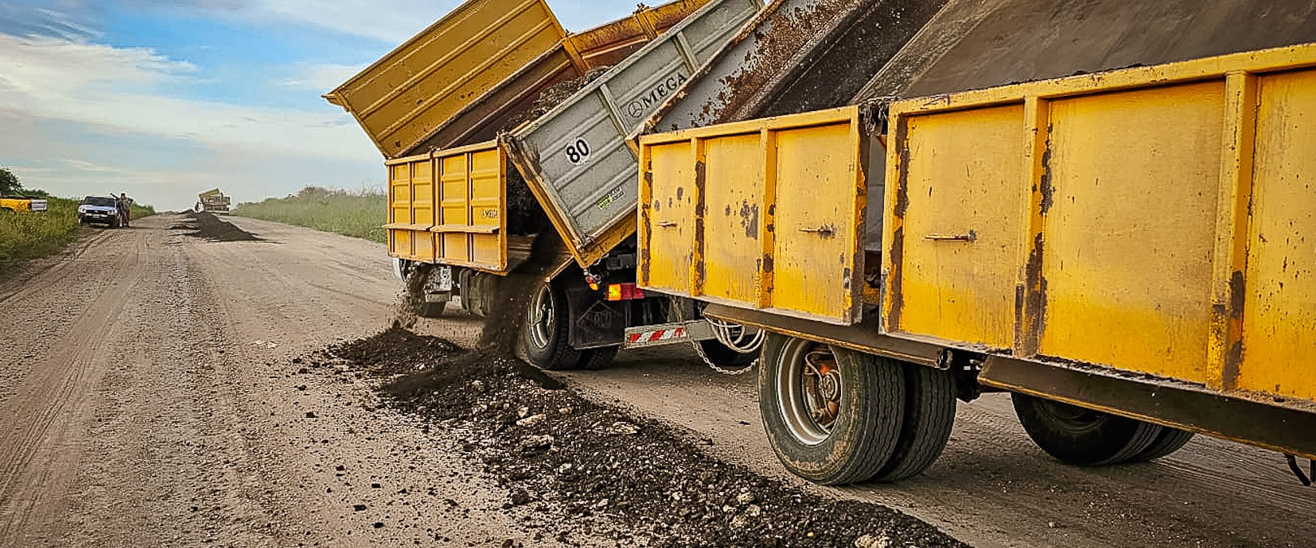 Trabajan en el mantenimiento de caminos de zonas rurales de la provincia