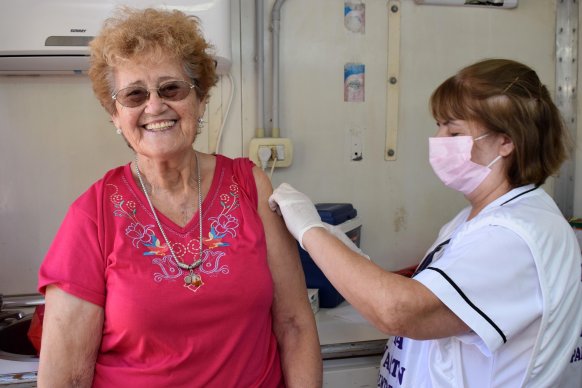 Se comenzará a aplicar la vacuna antigripal a adultos mayores de 65 años no institucionalizados