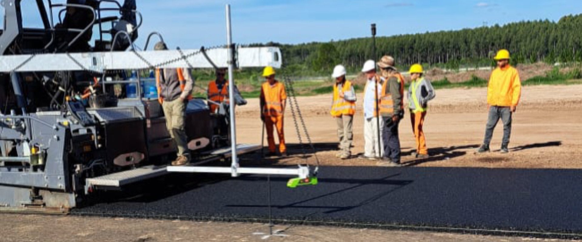 Inició el asfaltado de la nueva pista del aeropuerto