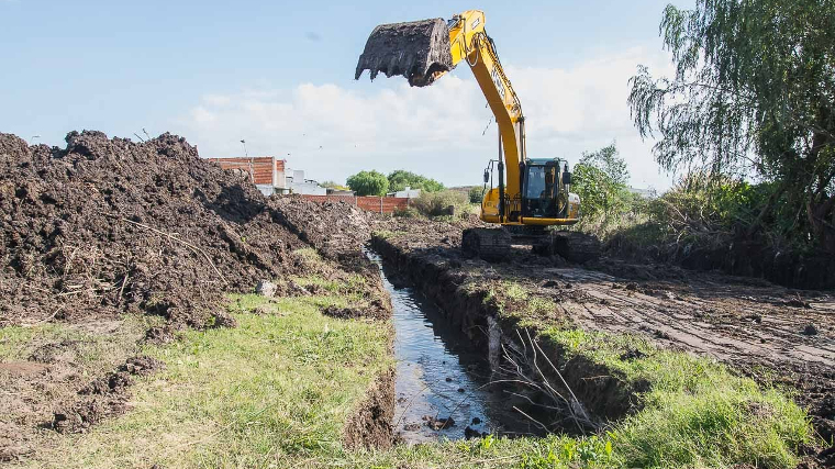 Avanzan los trabajos de desagües en calle Larralde