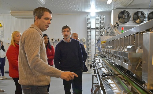 La principal empresa arandanera de la región articula programas de promoción laboral con el Municipio