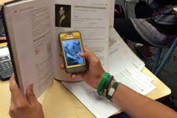 La Unesco pide limitar celulares en las aulas porque bajan rendimiento escolar