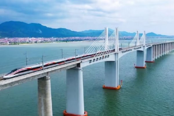 China ya cuenta con el primer tren bala que viaja sobre el agua del mundo