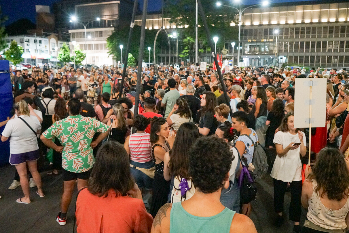 En Paraná y Concepción se hicieron sentir los cacerolazos en defensa de la cultura y contra el DNU de Milei