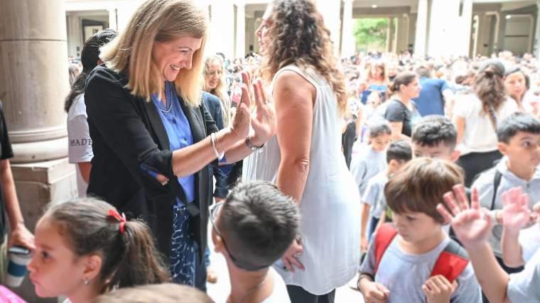 La intendenta Romero acompañó el inicio del ciclo lectivo en la Escuela Normal