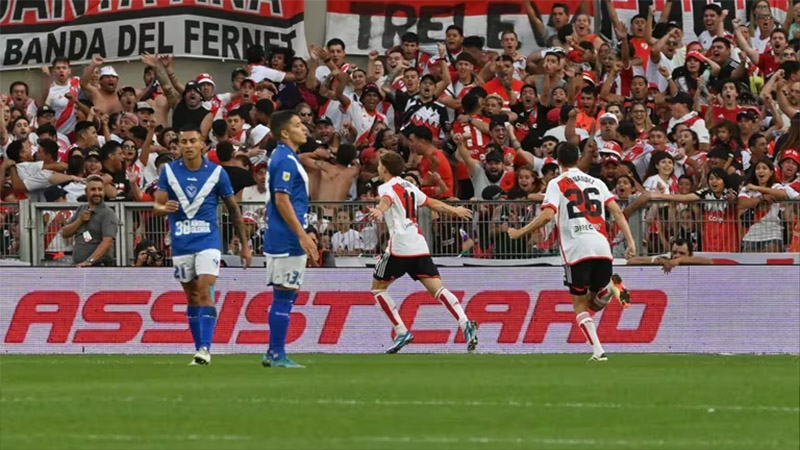 River goleó a Vélez en el Monumental