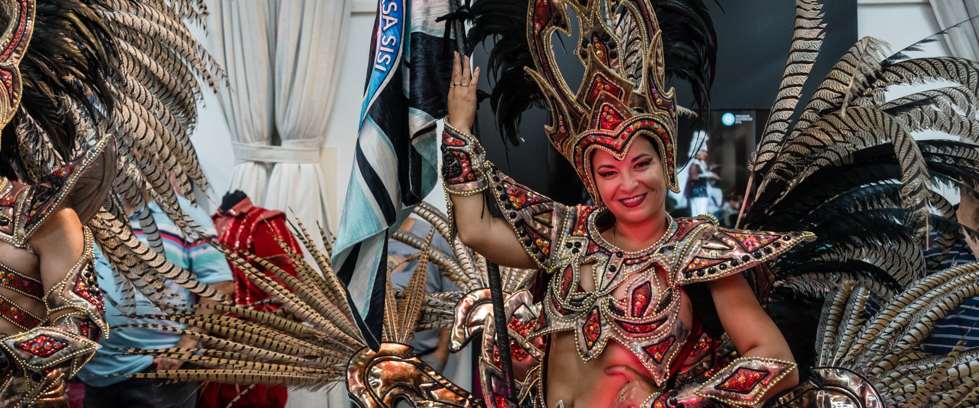 Con despliegue de carnaval, quedó abierta al público la muestra de las comparsas más antiguas de la provincia