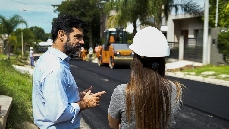 La Municipalidad realiza mejoras en la Vecinal Parque del RíoEntre otros trabajos se hace asfaltado en calle Los