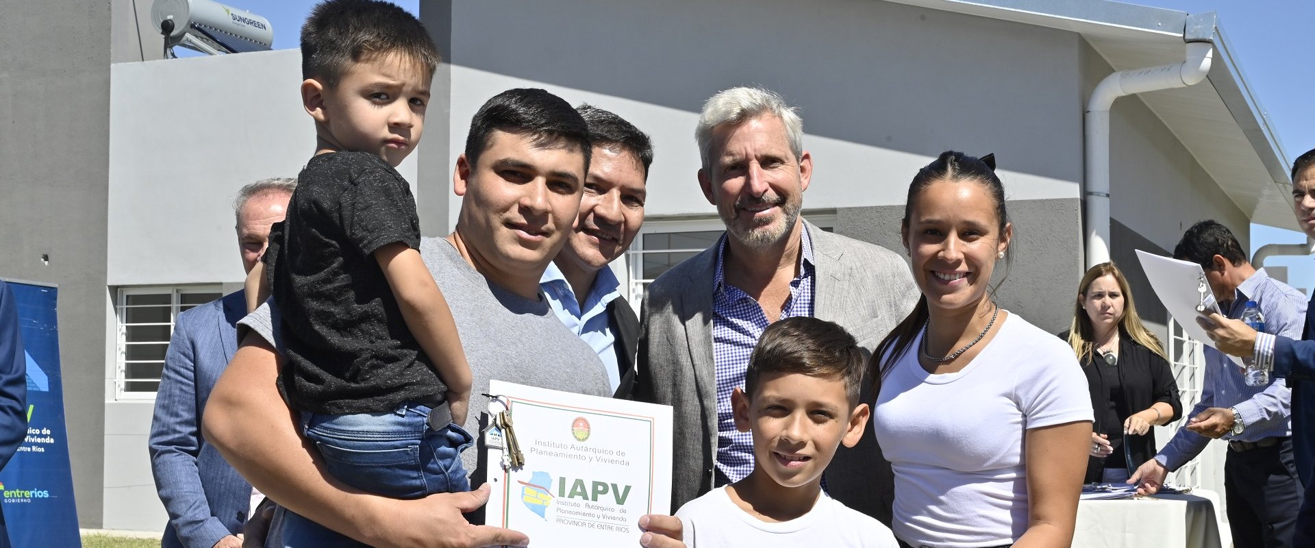 El gobernador entregó 42 viviendas en Rosario del Tala y llamó a “profundizar las coincidencias”