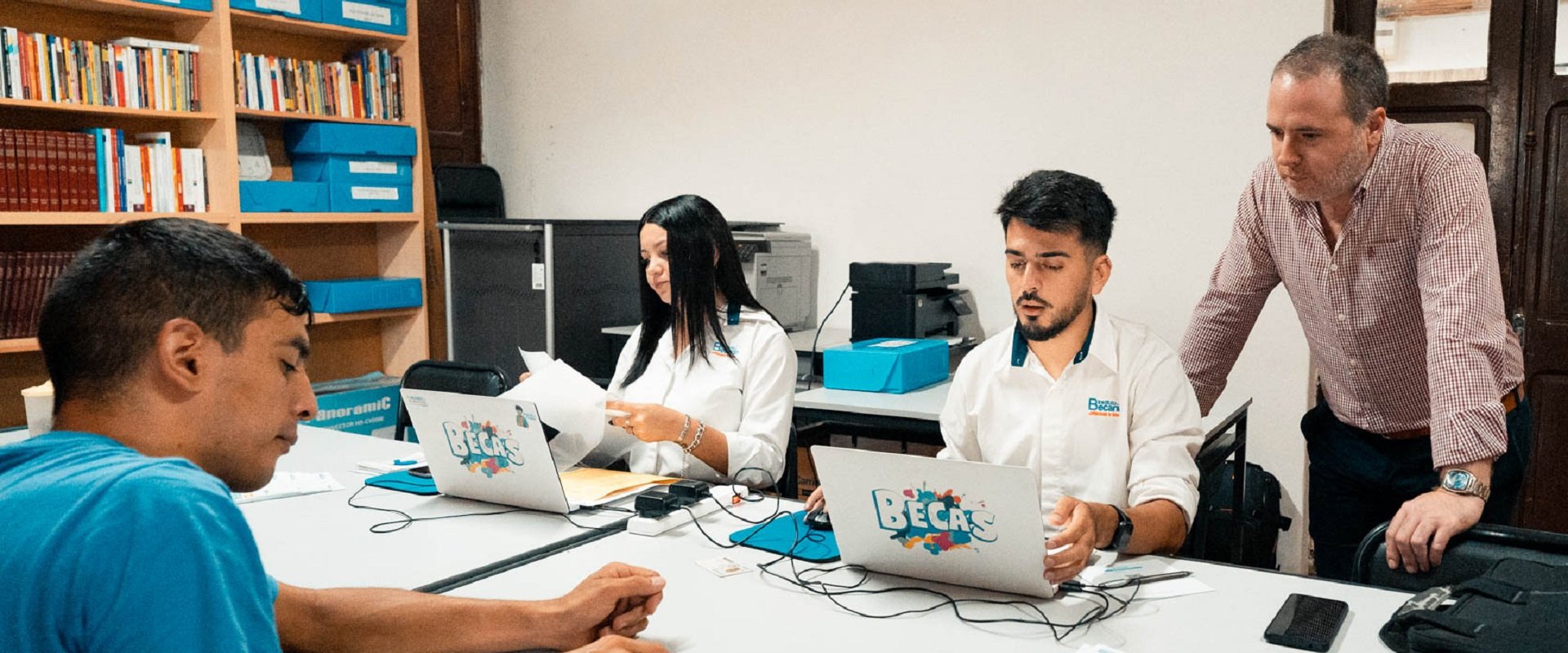 El Becario continúa con su atención itinerante en la provincia para gestionar becas secundarias