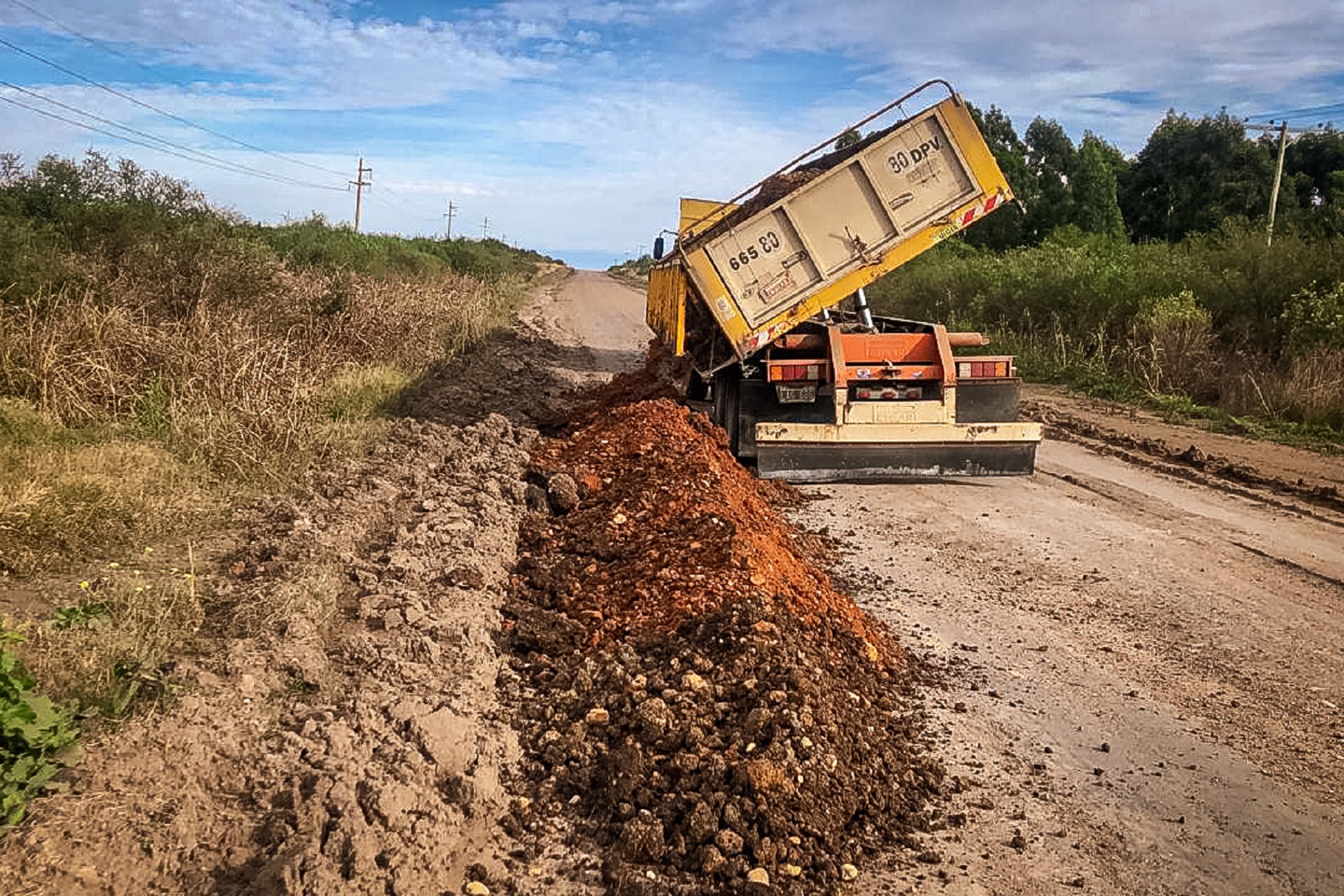 Trabajan en la mejora de caminos rurales del departamento Concordia