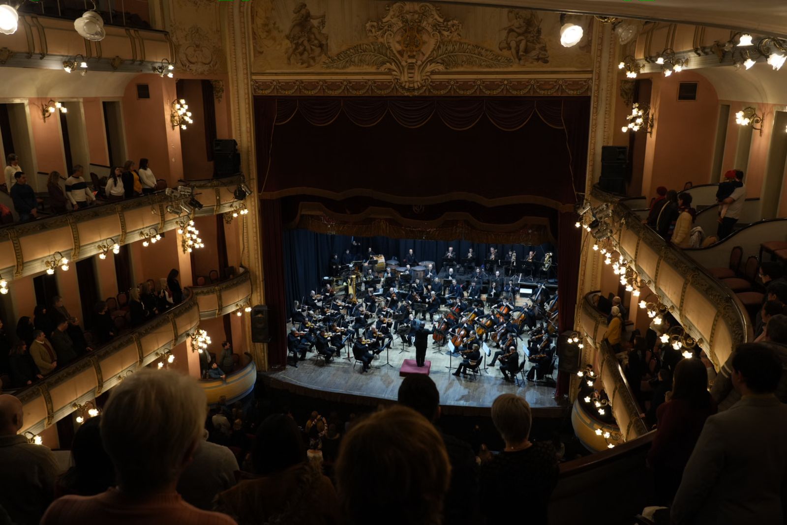 La vicegobernadora encabezó la gala patria en el Teatro 3 de Febrero