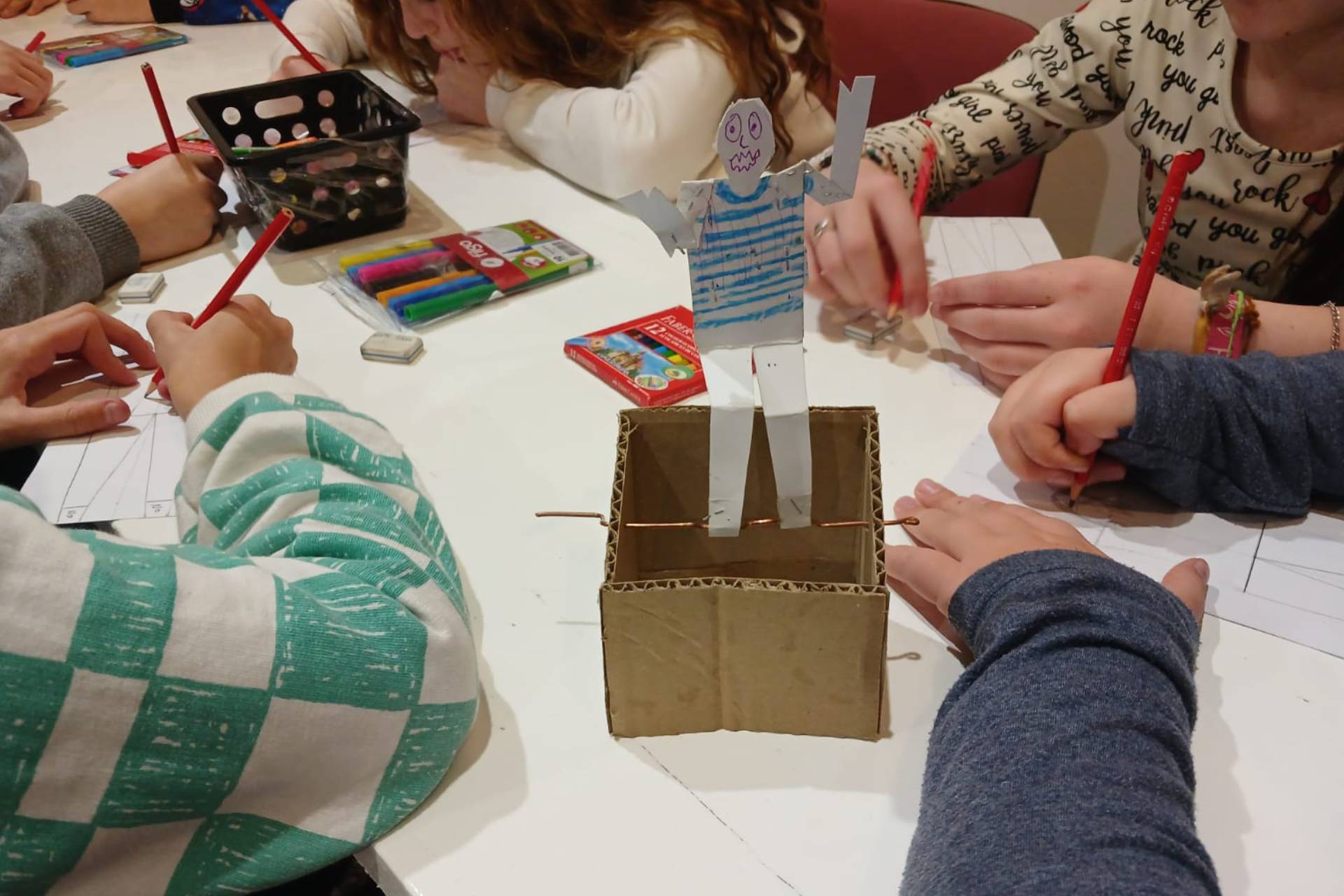 Chicas y chicos jugaron a ser artistas en el Museo de Bellas Artes