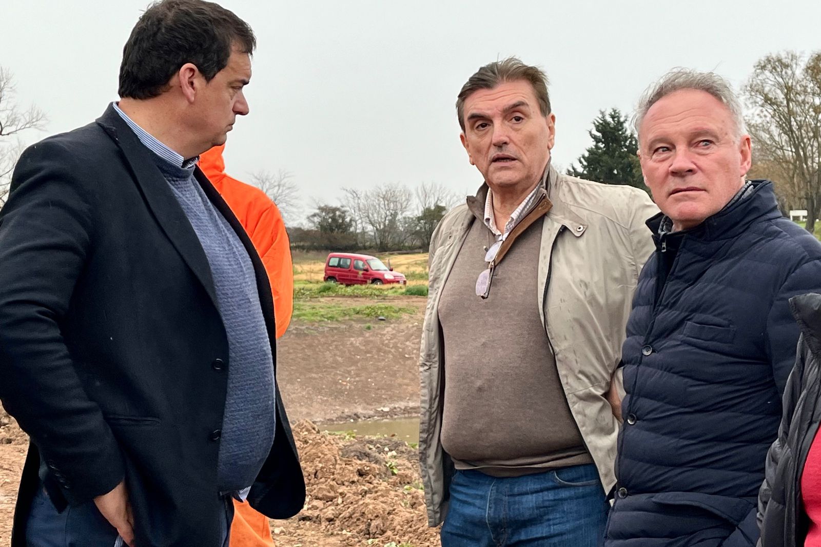 Trabajan en el plan de infraestructura de emergencia escolar y en la limpieza del arroyo Nogoyá