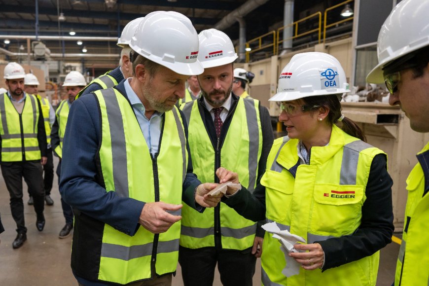 Frigerio visitó la fábrica de materiales a base de madera de la empresa Egger