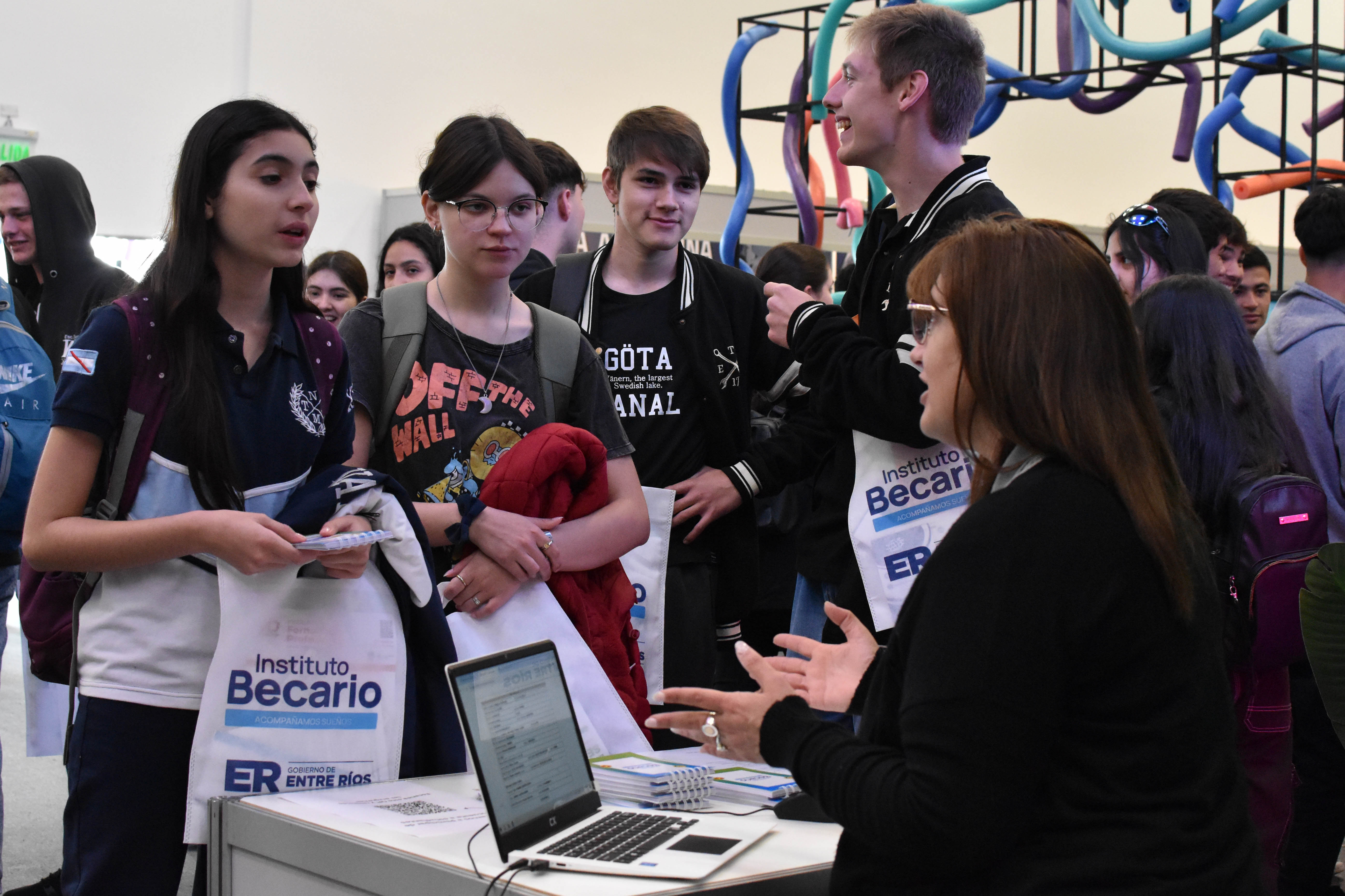 Con aumento, inicia el cronograma de pagos de becas provinciales