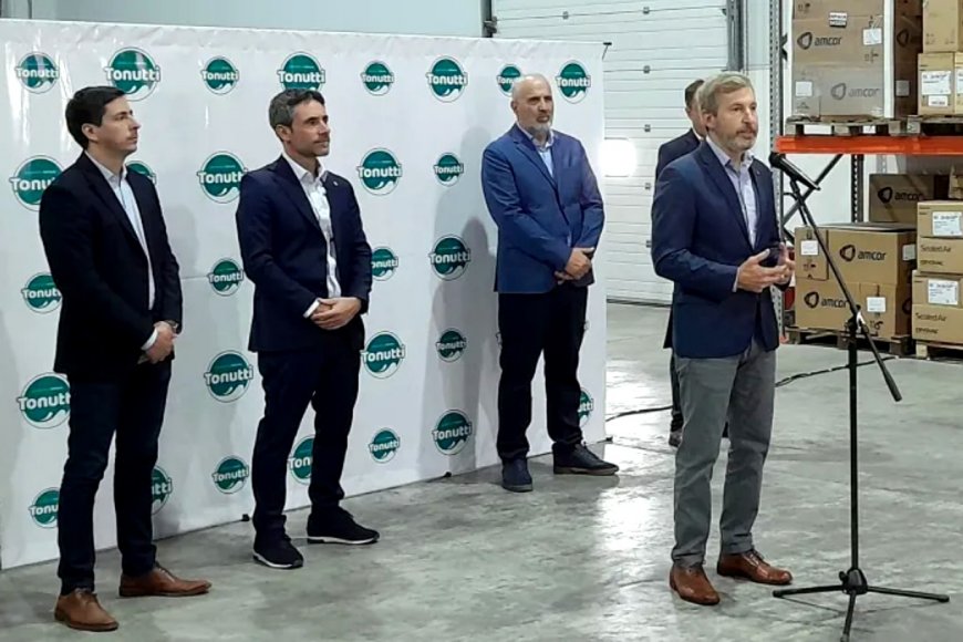 Frigerio entregó financiamiento a productores lácteos para realizar mejoras en sus emprendimientos