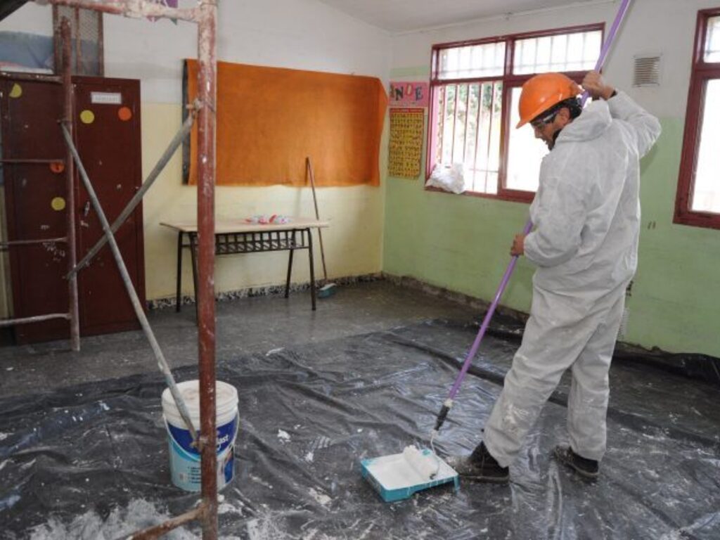 EL CGE continúa con el mantenimiento de las escuelas en vacaciones