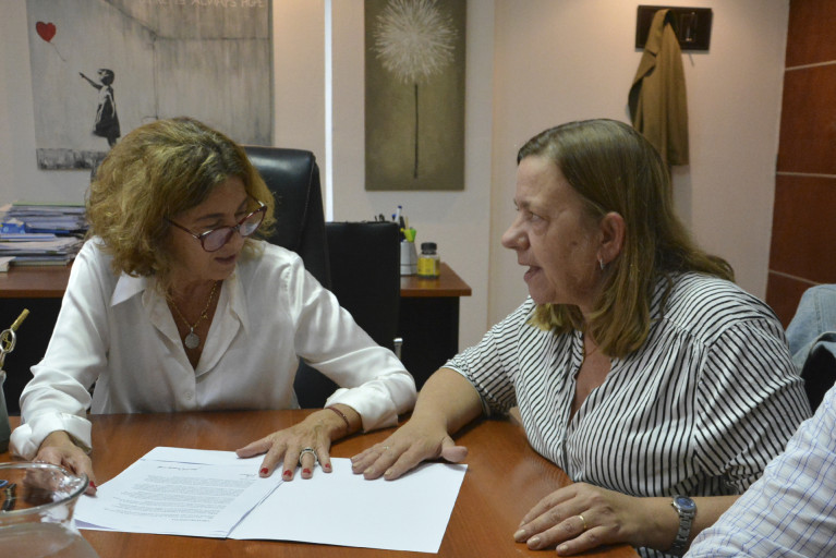 Los niños comienzan a recibir el desayuno al inicio de la jornada escolar