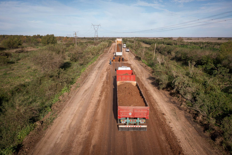 Continúan los trabajos de reposición de ripio en el acceso a Ibicuy por Sagastume