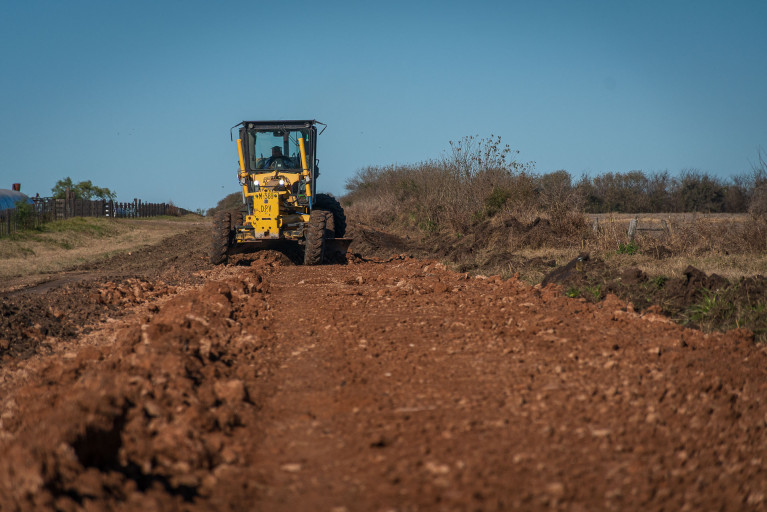 Trabajan en la recuperación de importante camino del departamento Uruguay