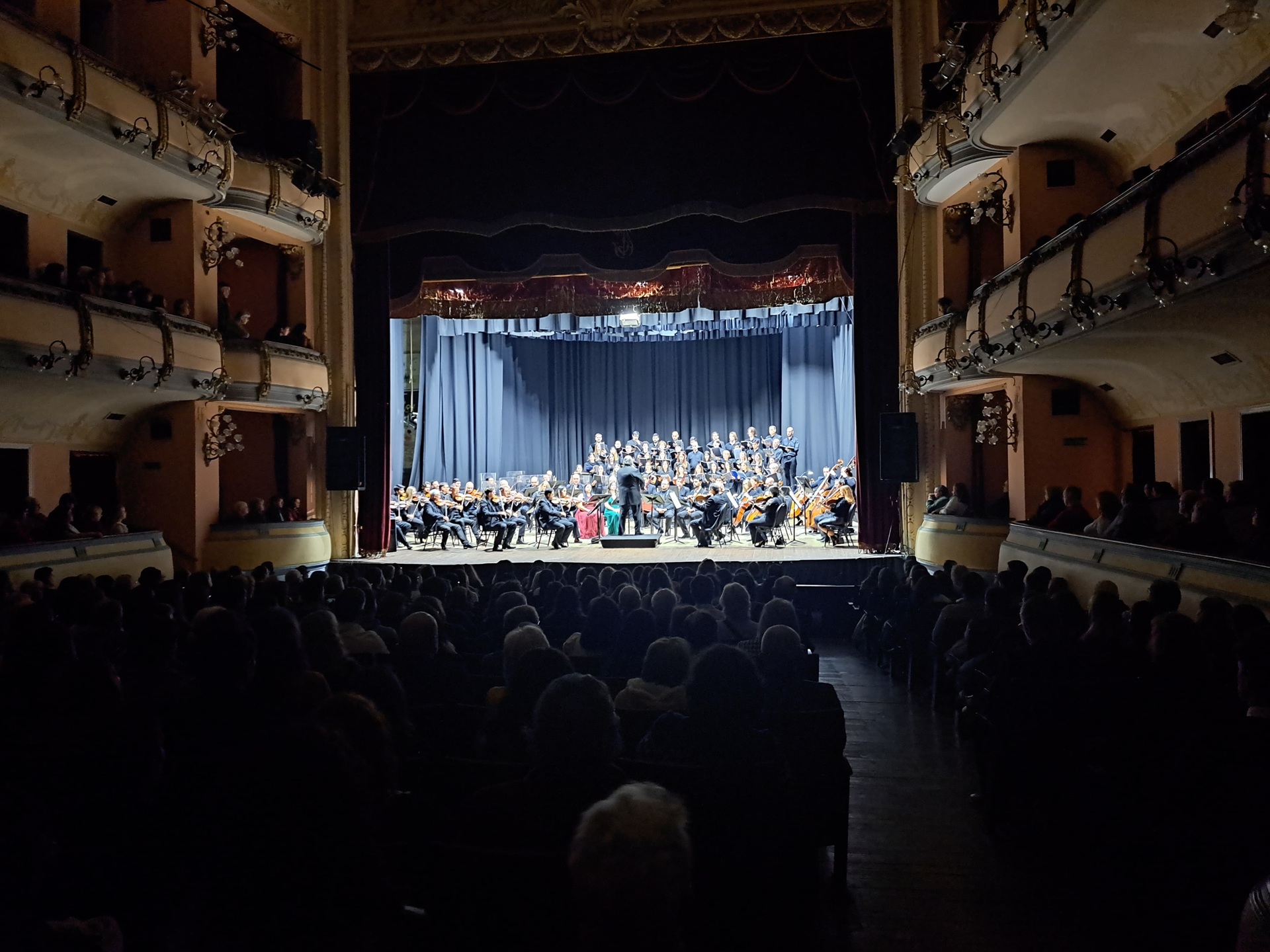 La Sinfónica de Entre Ríos llenó la sala del Teatro Municipal 3 de Febrero