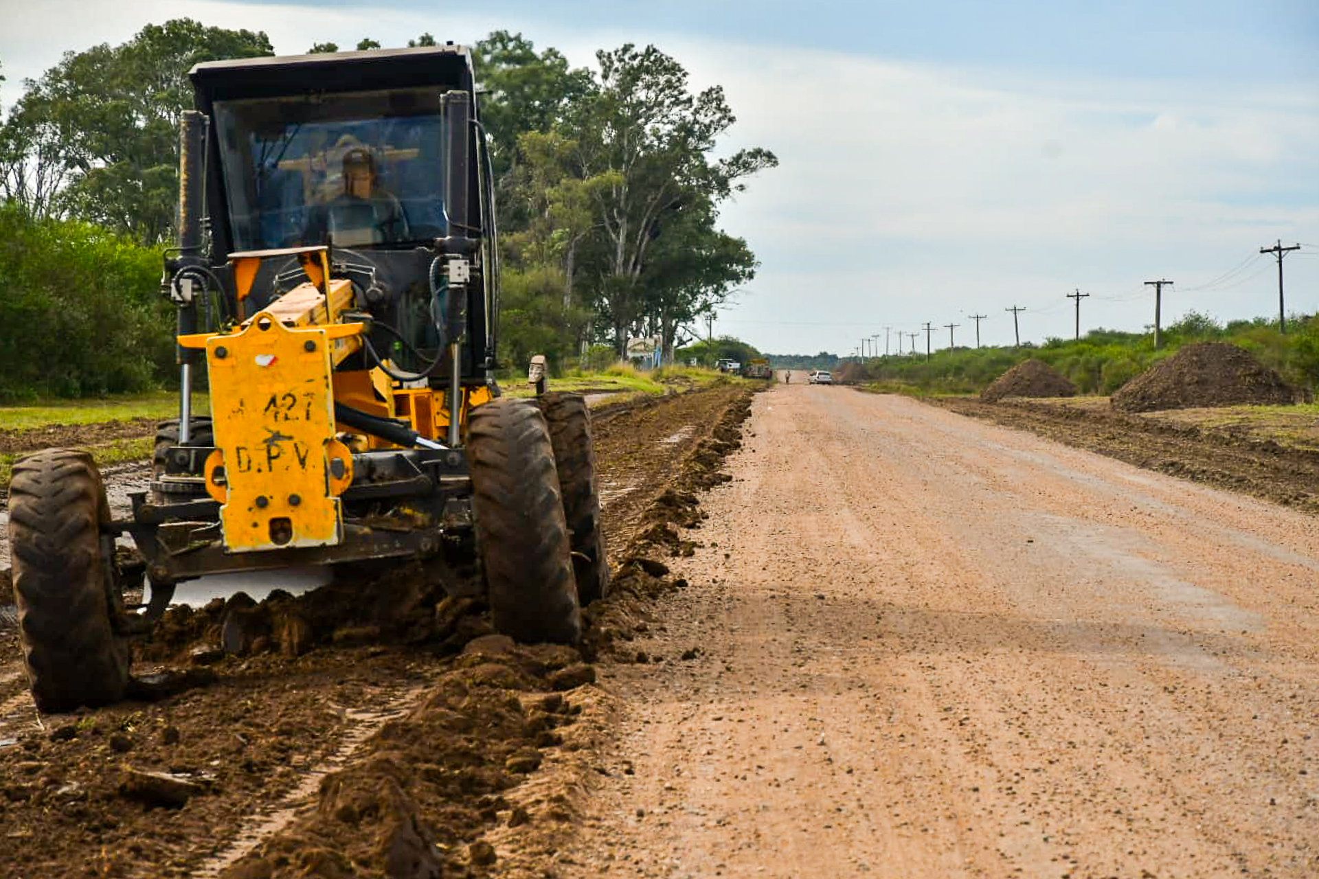 Avanza la reposición de suelo calcáreo y ripio en caminos productivos de la provincia