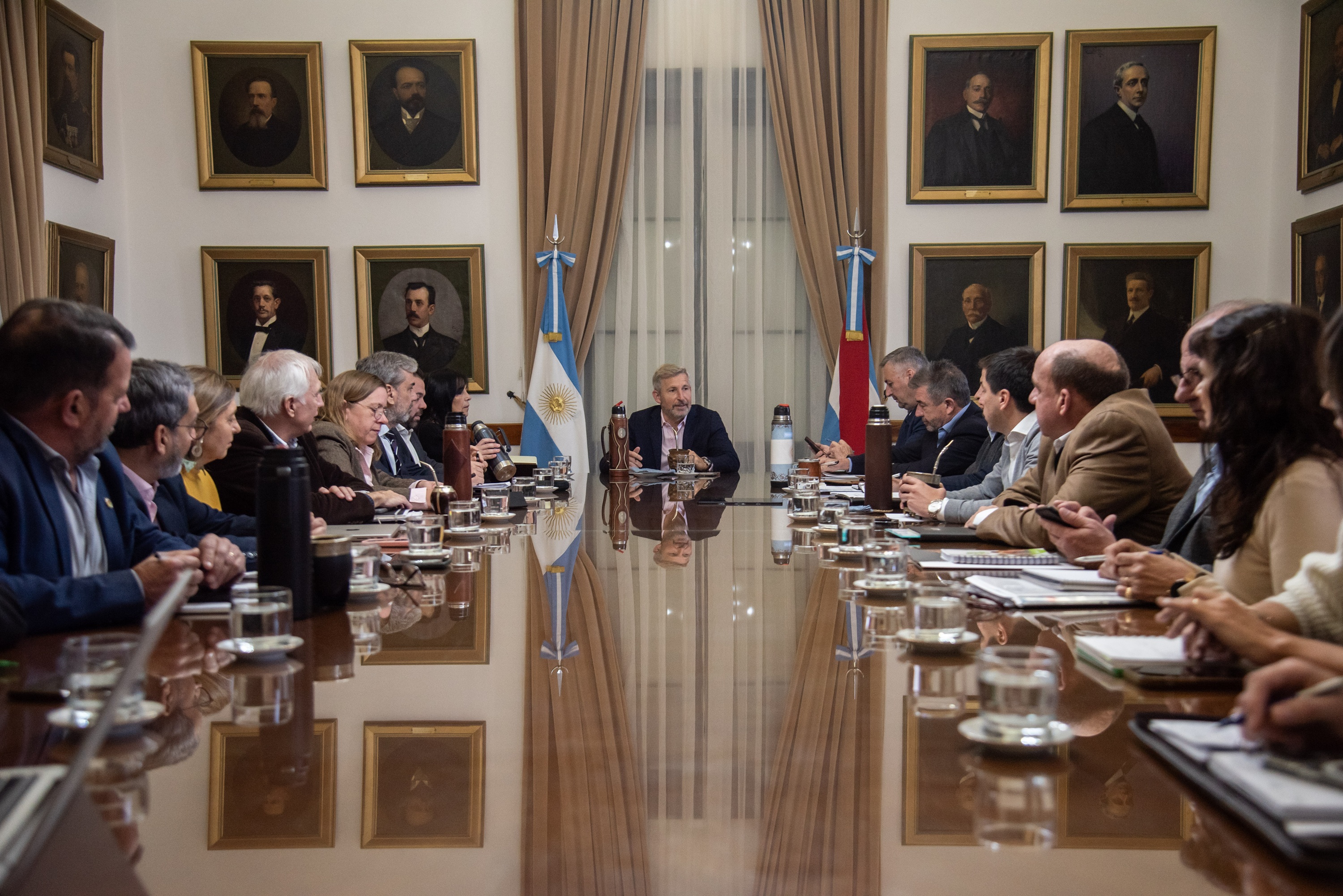 El programa oftalmológico y el traspaso del puerto de Paraná fueron abordados en reunión de gabinete