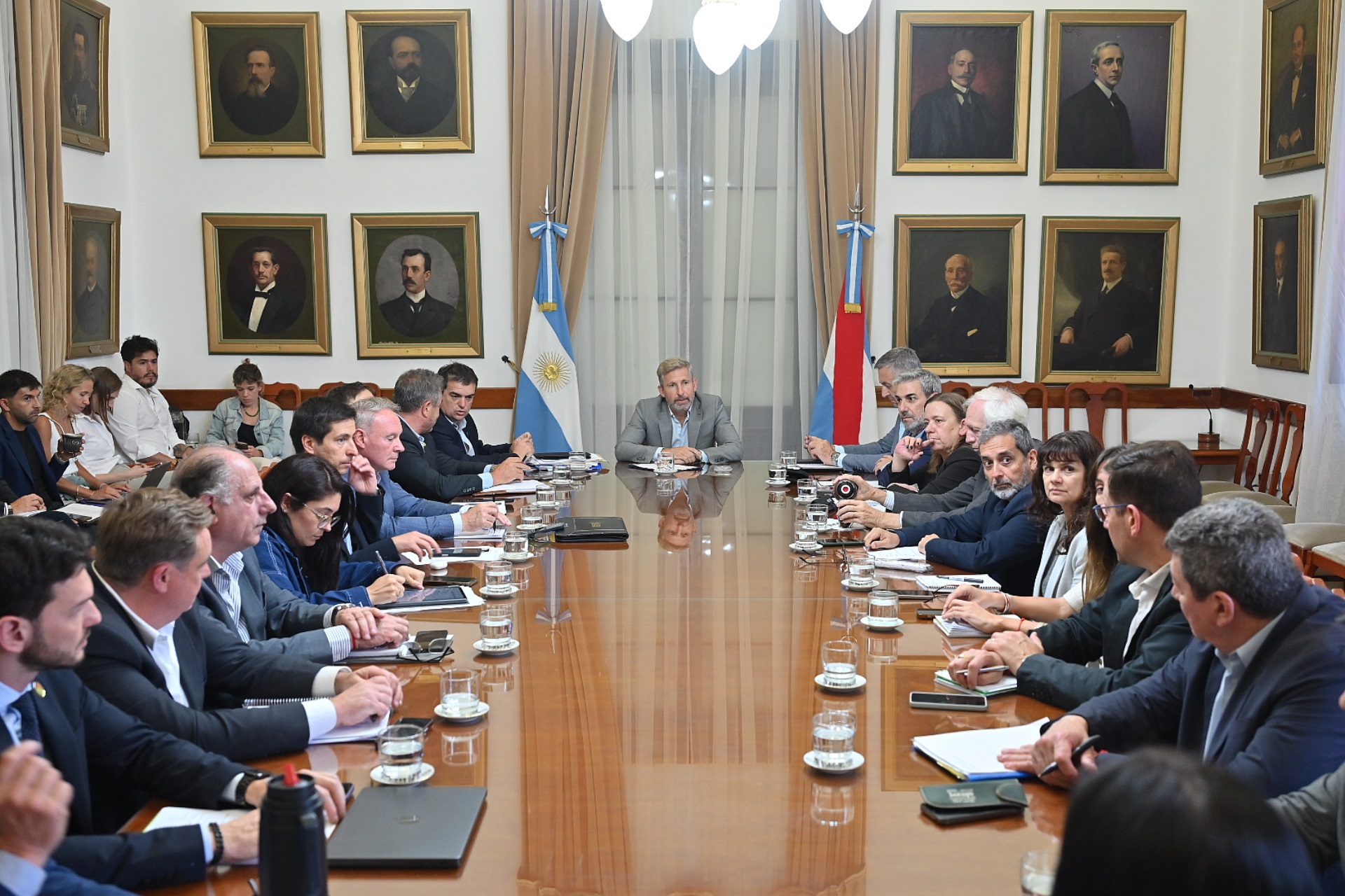 Vehículos, nuevos sistemas de digitalización y viviendas, fueron los temas centrales de la reunión de gabinete