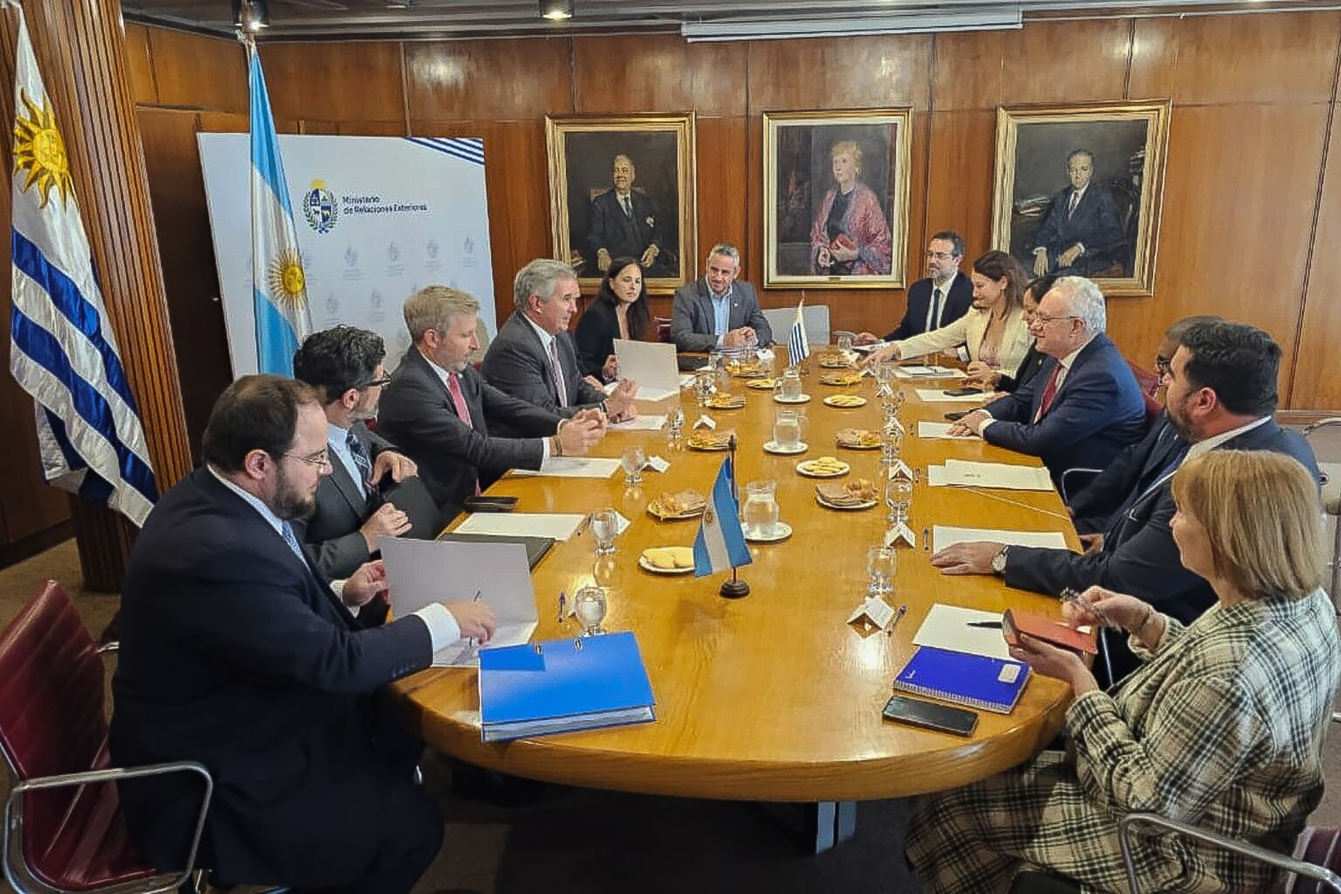 El gobernador volvió a plantear la relocalización de la planta y destacó el diálogo con el gobierno uruguayo