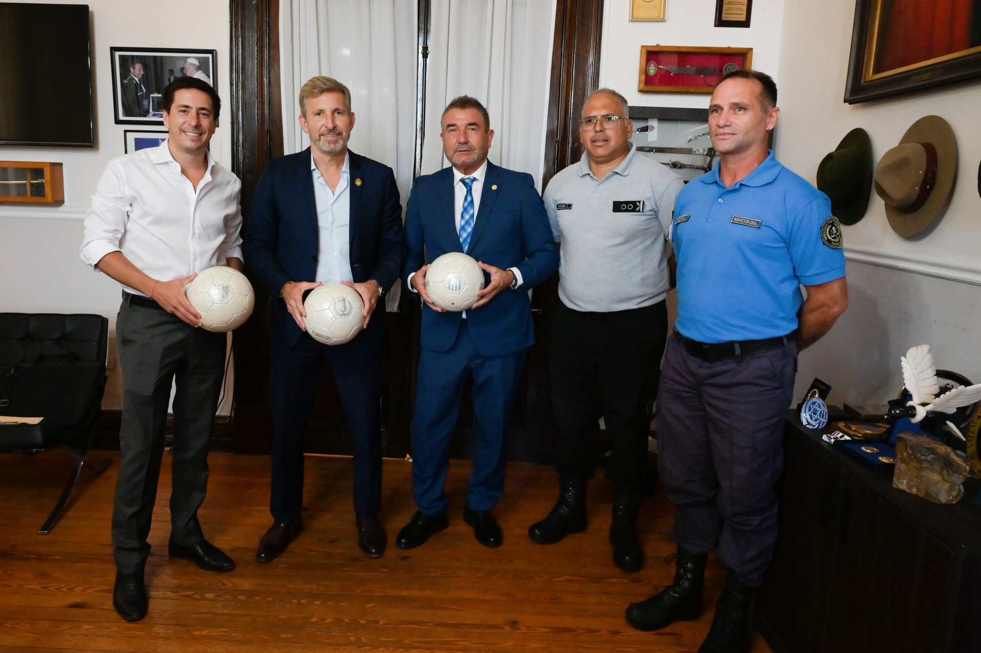 El Servicio Penitenciario presentó la pelota Torreón confeccionada en unidades penales