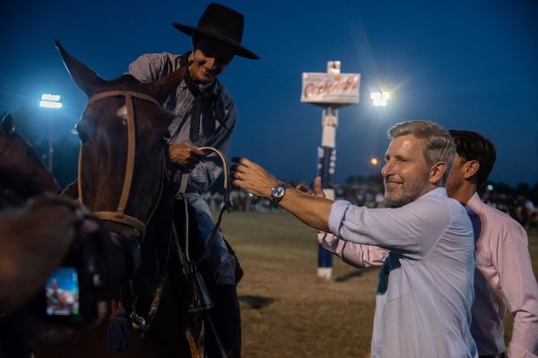 El gobernador acompañó el Festival Nacional de Jineteada y Folclore de Diamante