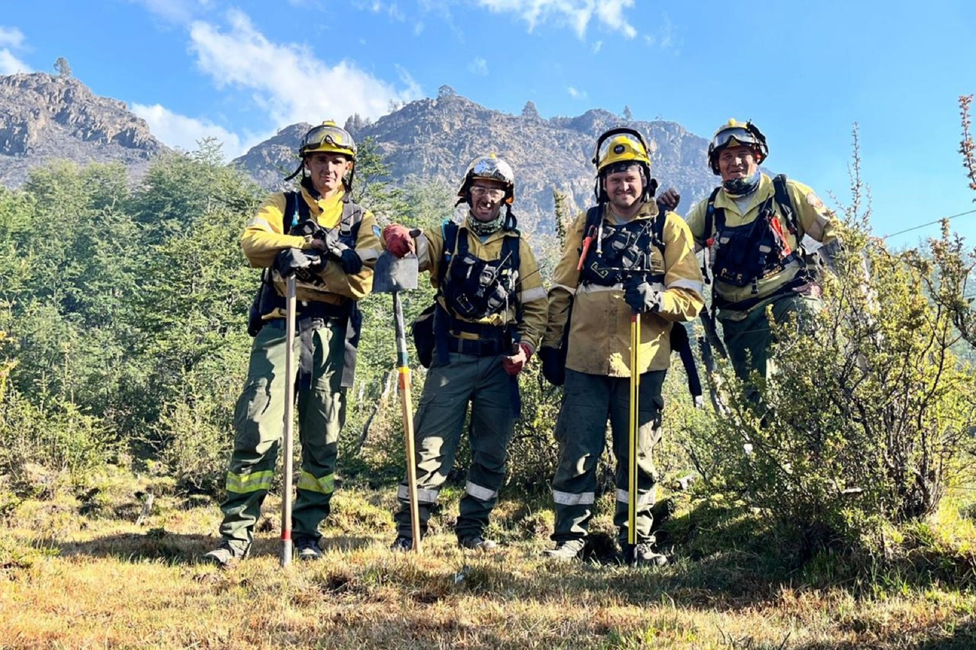 Brigadistas entrerrianos trabajan en tareas de control y combate de los incendios en Chubut